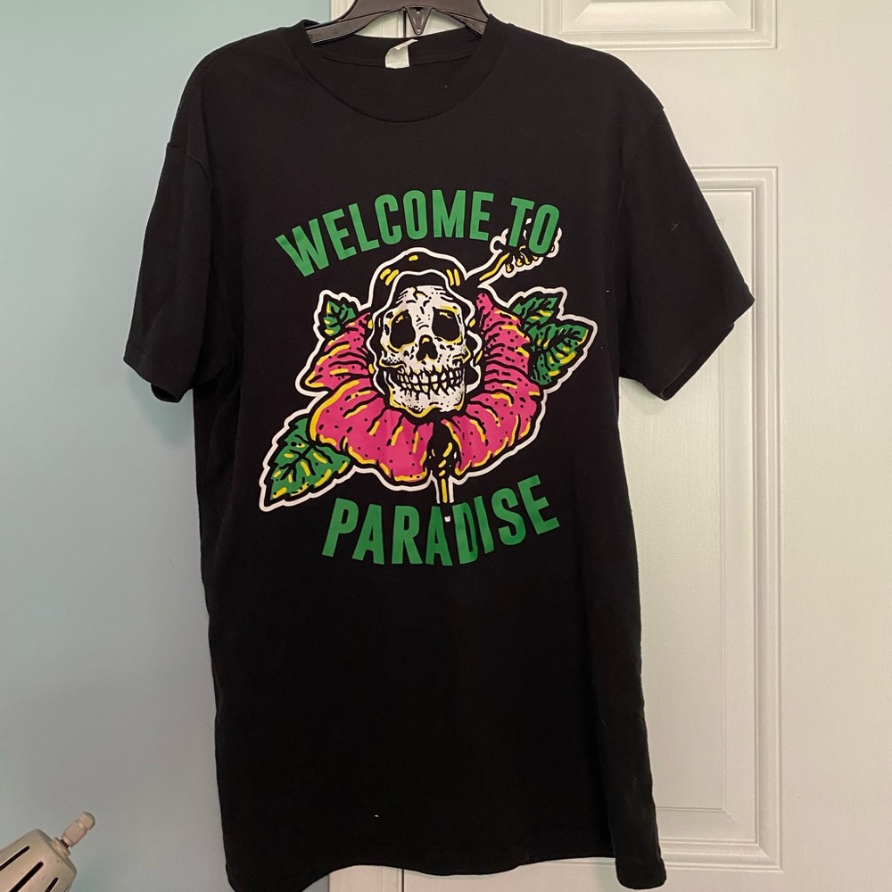 Women’s black skull tee